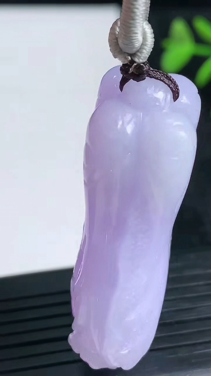 天然A货翡翠紫罗兰白菜吊坠尺寸47.1-27.9-13.6重量:35.36g
3月23日