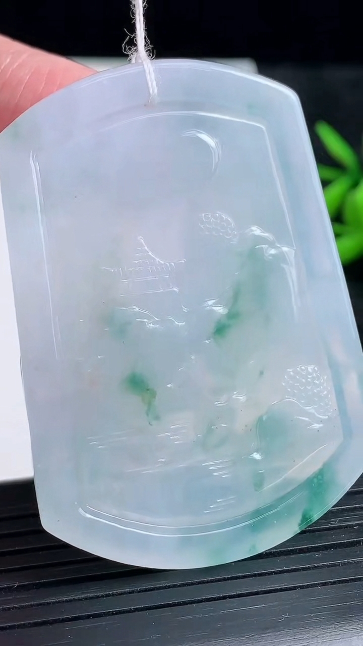 天然A货翡翠牌吊坠尺寸52.9-38.5-4.9重量:25.71g
3月23日