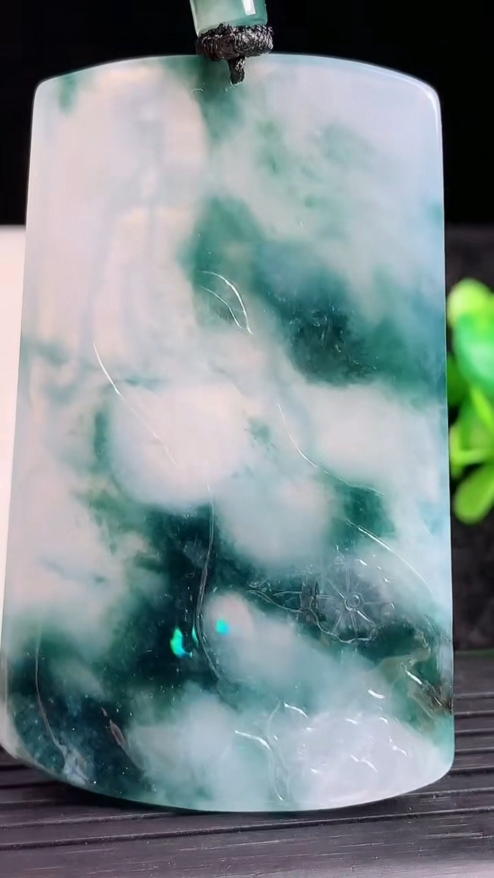 天然A货翡翠飘花大势至菩萨吊坠尺寸68.1-42.2-5.6重量:43.98g
3月23日