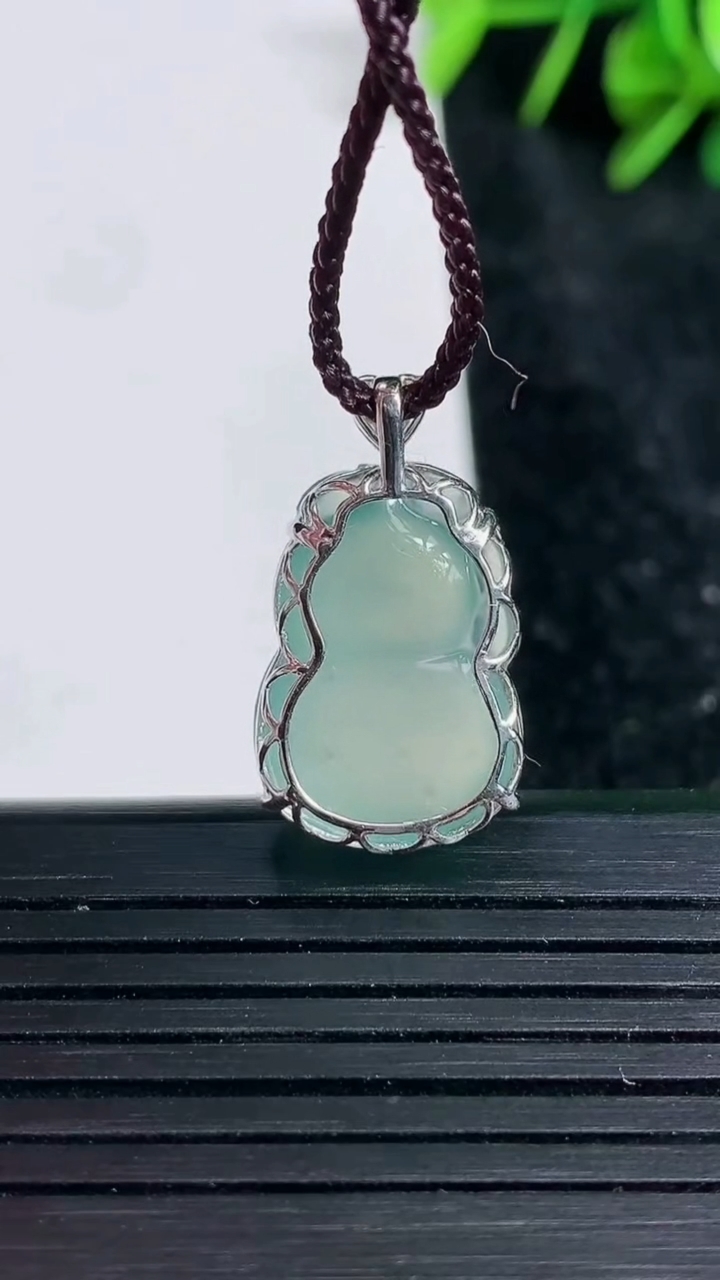 天然A货翡翠葫芦吊坠尺寸23.4-13.5-8.1重量:3.69g
3月23日