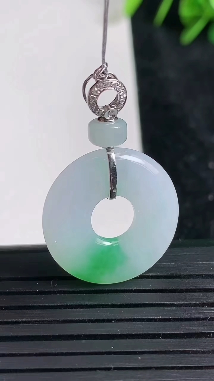 天然A货翡翠平安环吊坠尺寸21.2-3.2重量:3.94g
3月23日