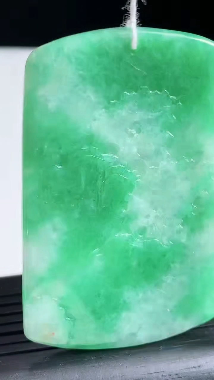 天然A货翡翠山水牌吊坠尺寸58.5-36.9-5.1重量:26.58g
3月23日