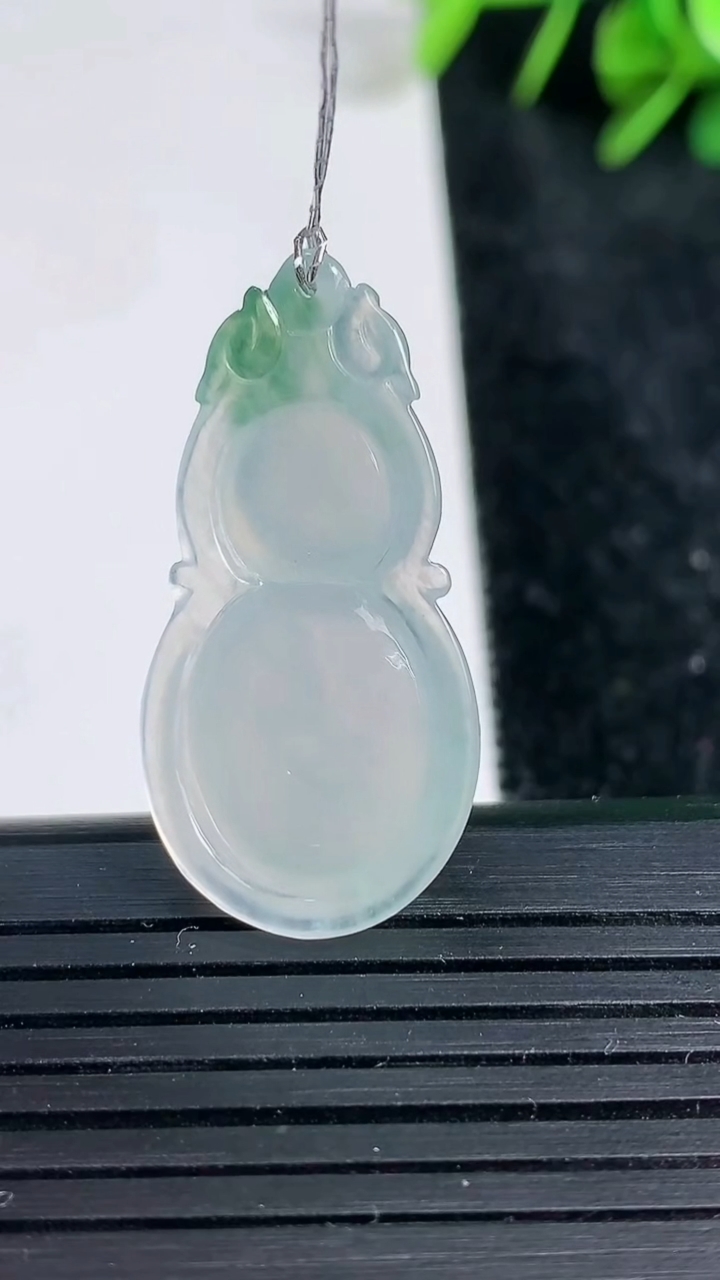 天然A货翡翠葫芦吊坠尺寸32.6-16.5-6.1重量:5.15g
3月23日