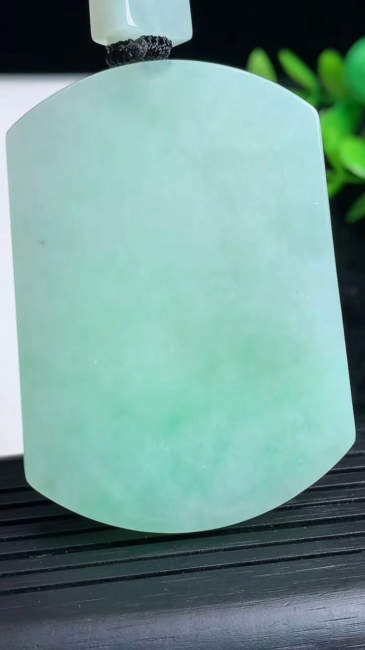 天然A货翡翠无事牌吊坠尺寸54.4-39.4-5.7重量:40.99g
3月23日