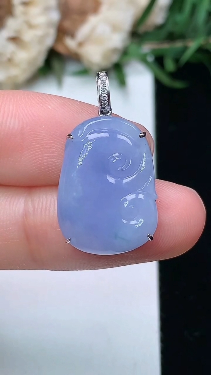 天然A货翡翠k金紫罗兰 飘花如意吊坠，尺寸18.2-13.4-5.3，重量:2.66g
3月23日