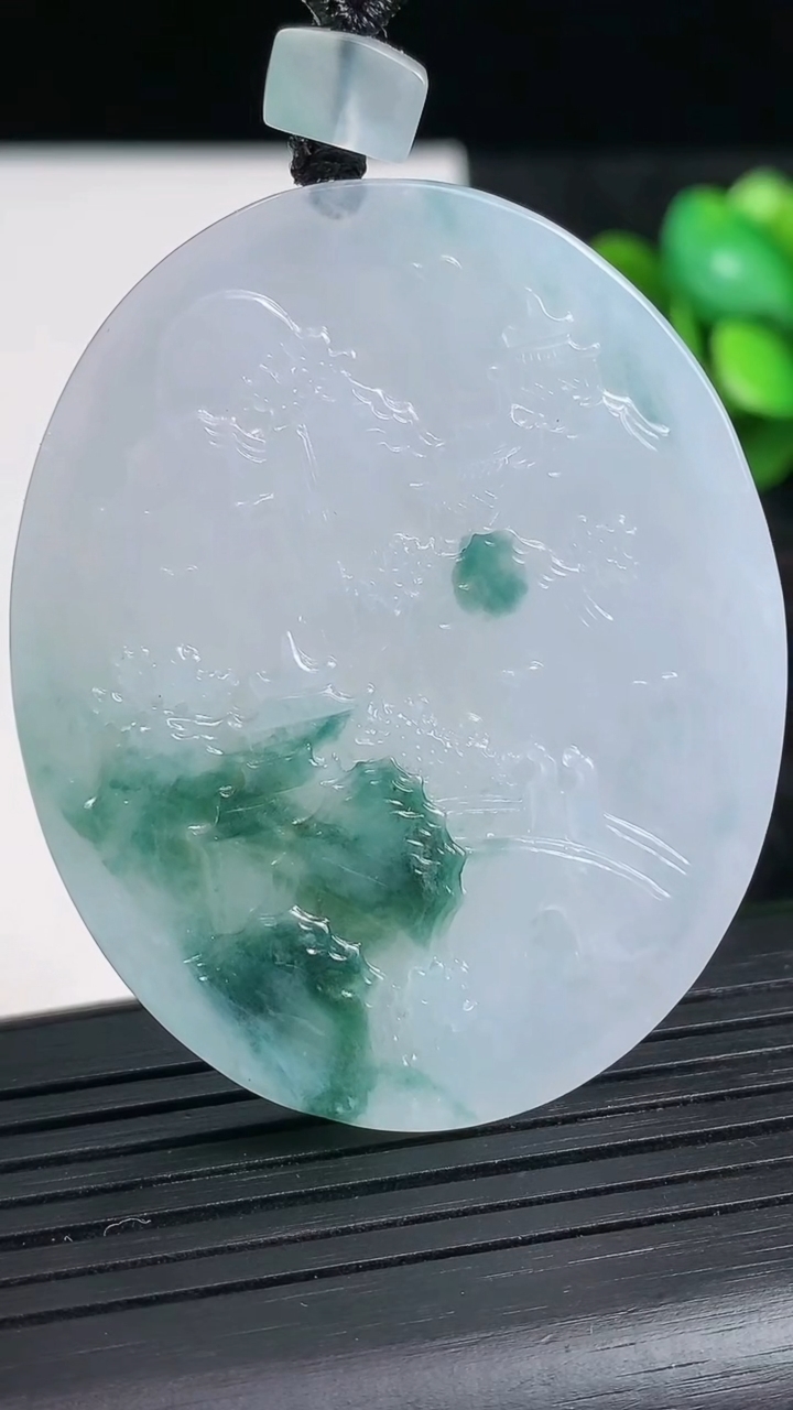 天然A货翡翠牌吊坠尺寸50.9-42-4.5重量:27.17g
3月23日