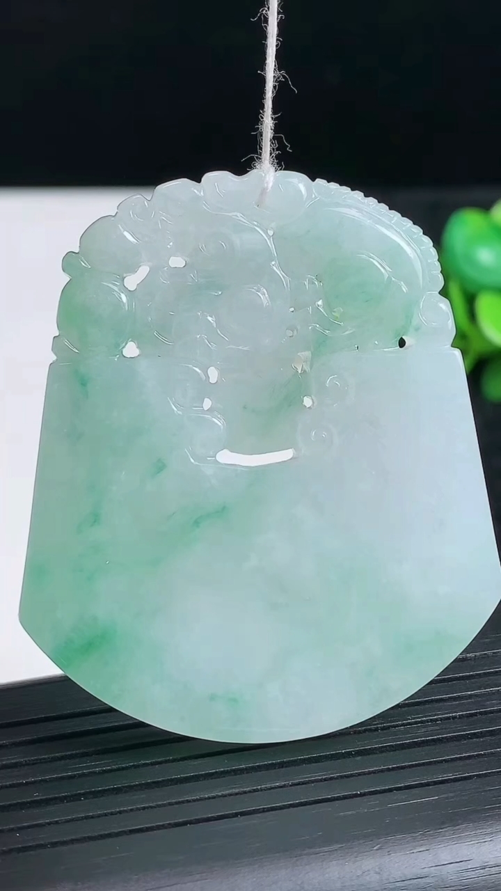 天然A货翡翠貔貅吊坠尺寸51.7-44.1-6.1重量:34.24g
3月23日