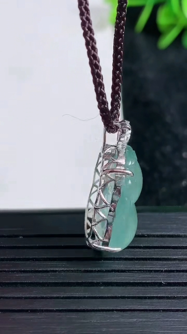 天然A货翡翠葫芦吊坠尺寸23.4-13.5-8.1重量:3.69g
3月23日