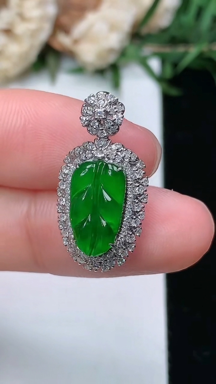 天然A货翡翠金枝玉叶 叶子吊坠，尺寸22.9-11.7-8.5，裸石11.3-6.6，重量:2.75g
3月23日