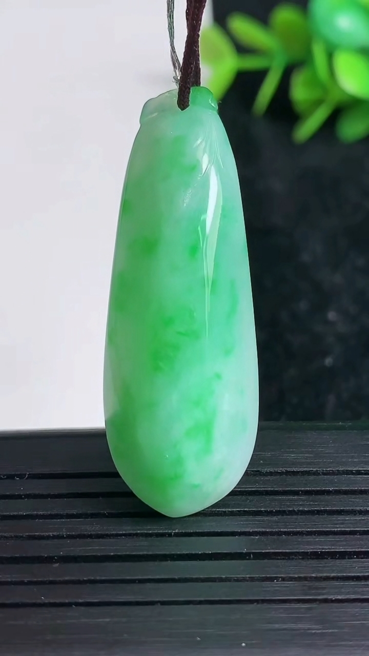 天然A货翡翠福瓜吊坠尺寸43.1-15-8.5重量:8.97g
3月23日