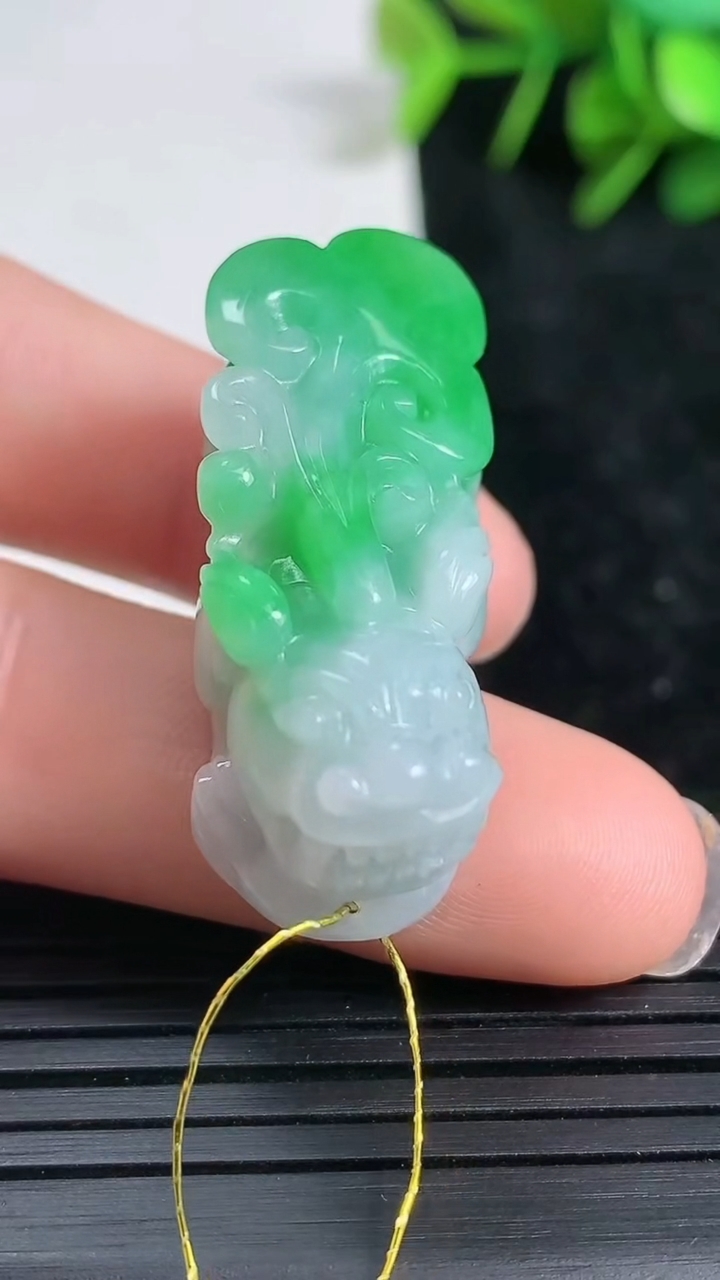 天然A货翡翠貔貅吊坠尺寸33.1-13.9-16.1重量:15.53g
3月23日