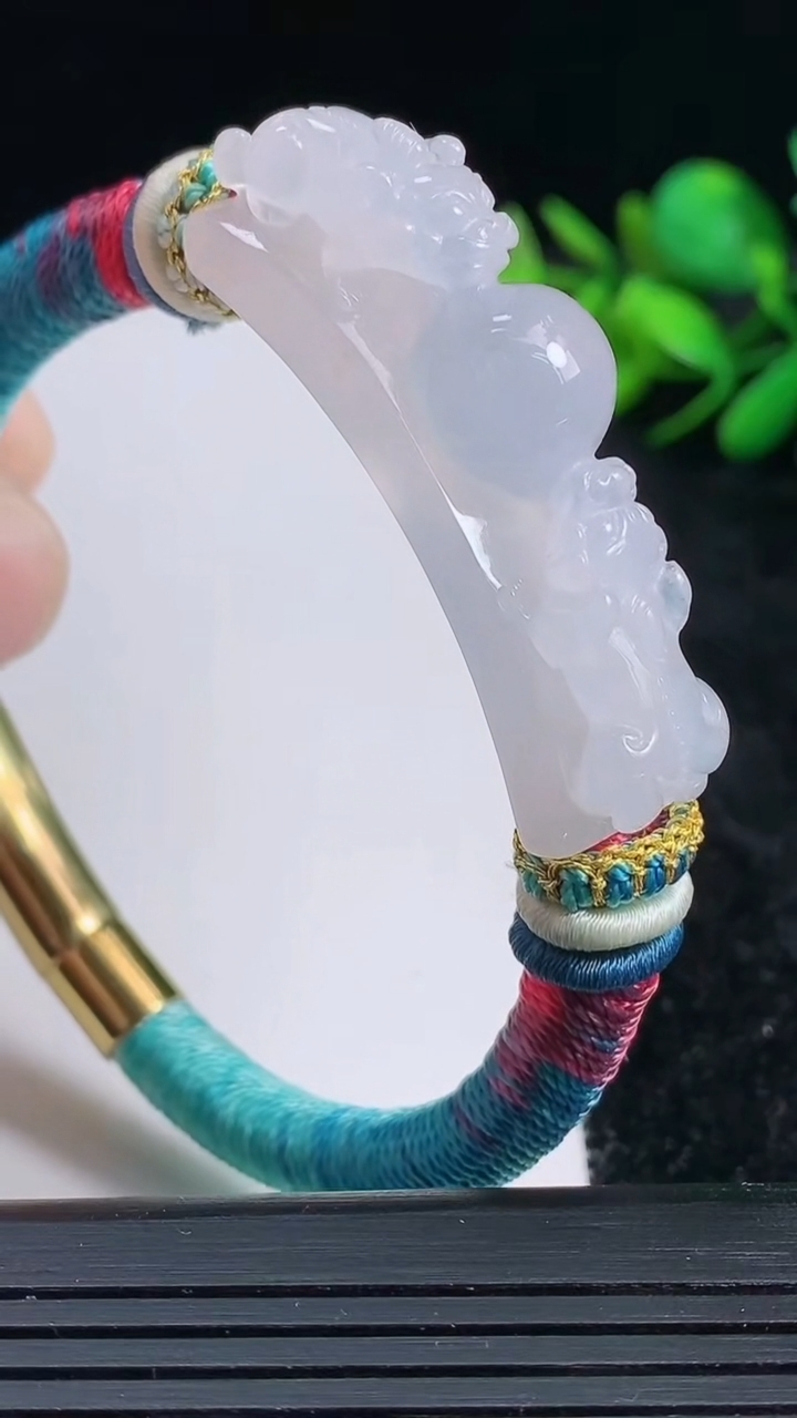 天然A货翡翠貔貅手牌尺寸43.7-11.8-13.2重量:25.83g
3月23日