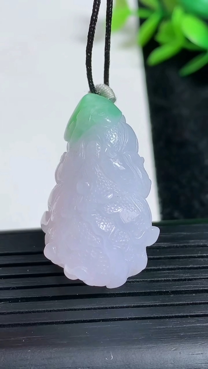 天然A货翡翠白菜吊坠尺寸32.4-20.7-12.3重量:13.19g
3月23日