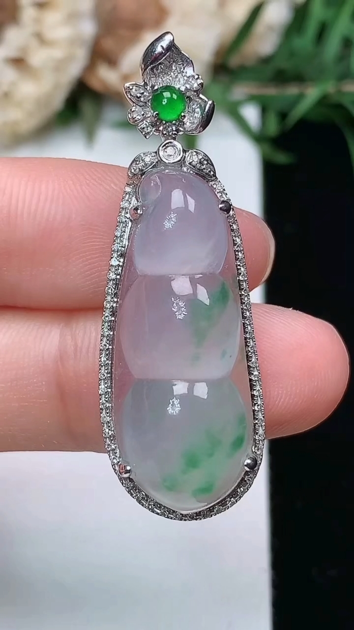 天然A货翡翠福豆吊坠，尺寸39.4-13.6-8.6，裸石27.7-11.2，重量:4.38g
3月