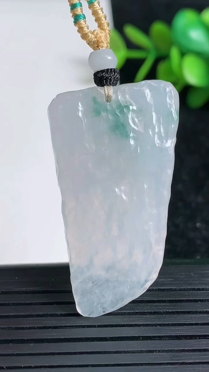 天然A货翡翠飘花原石吊坠尺寸43.4-23.3-5.2重量:11.07g
3月23日