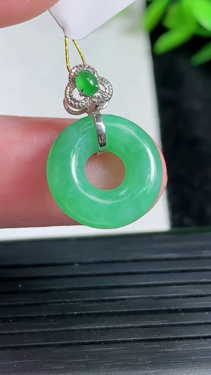 天然A货翡翠平安环吊坠尺寸14.8-4.4重量:2.49g
3月23日