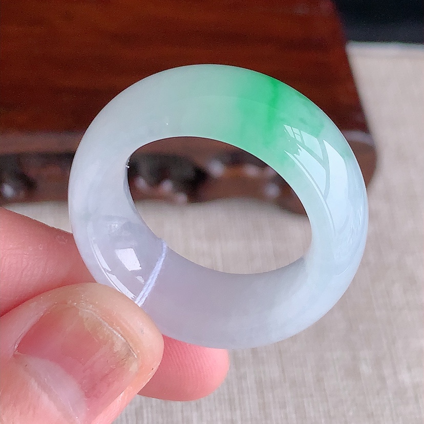 天然A货翡翠飘绿素面扳指 
尺寸21.7-12-4.8mm 重量14.32g 0322