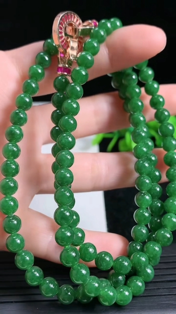 天然A货翡翠圆珠项链尺寸5.8-108颗重量:42.41g
3月23日