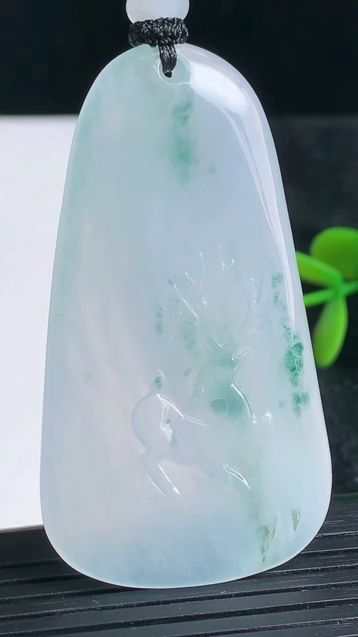 天然A货翡翠种飘花梅花鹿吊坠尺寸58.7-32.3-5.6重量:24.89g
3月23日