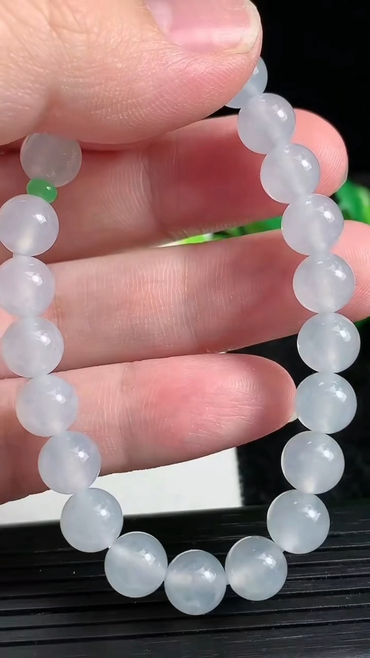 天然A货翡翠种白冰圆珠手串尺寸7.9-22颗重量:19.50g3月23日
工厂直销收藏佳品,种好水足，色泽均匀，有种有色，上手高大气！