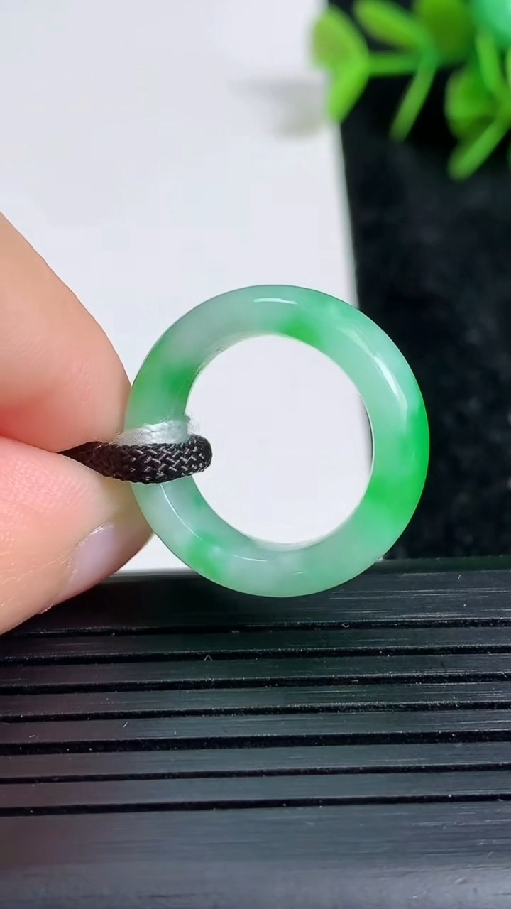 天然A货翡翠指环戒指尺寸15.5-6.3-3.4重量:3.74g2026年3月23日
工厂直销收藏佳品,种好水足，色泽均匀，有种有色，上手高大气！
