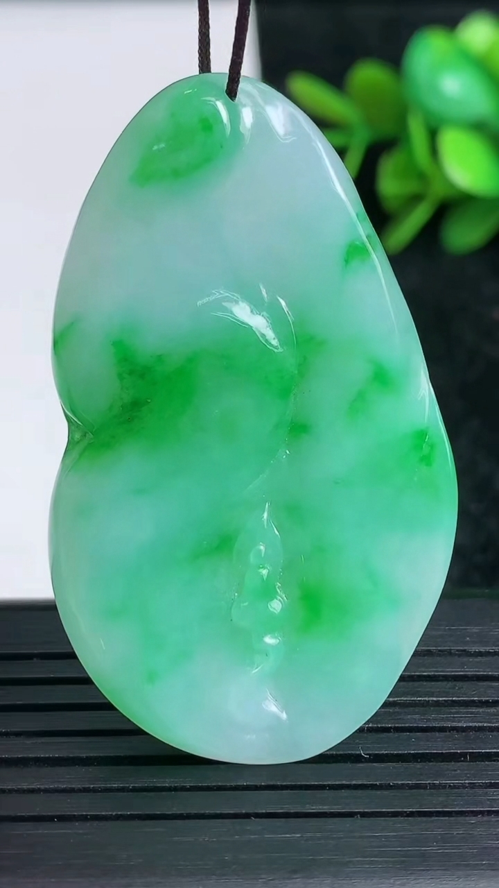 天然A货翡翠无相佛吊坠尺寸50.6-30.5-5.7重量:16.25g
3月23日