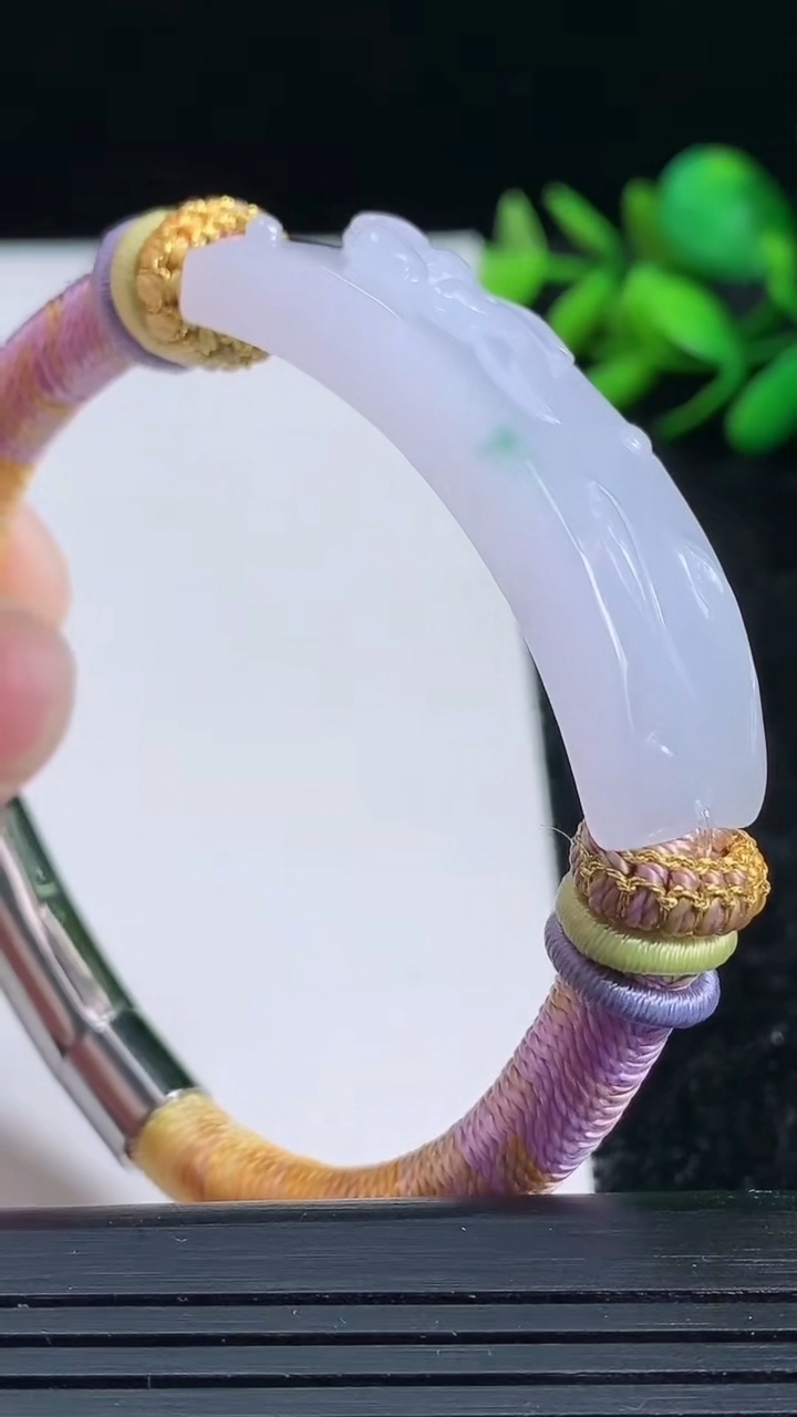 天然A货翡翠飘花和和美美 荷叶鱼手牌尺寸45.8-13.6-8.9重量:24.34g
3月23日