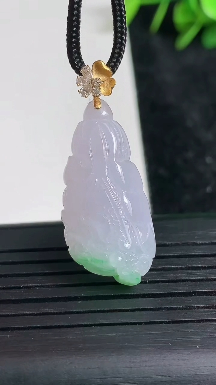 天然A货翡翠白菜吊坠尺寸30.9-15.3-8.6重量:5.71g
3月23日