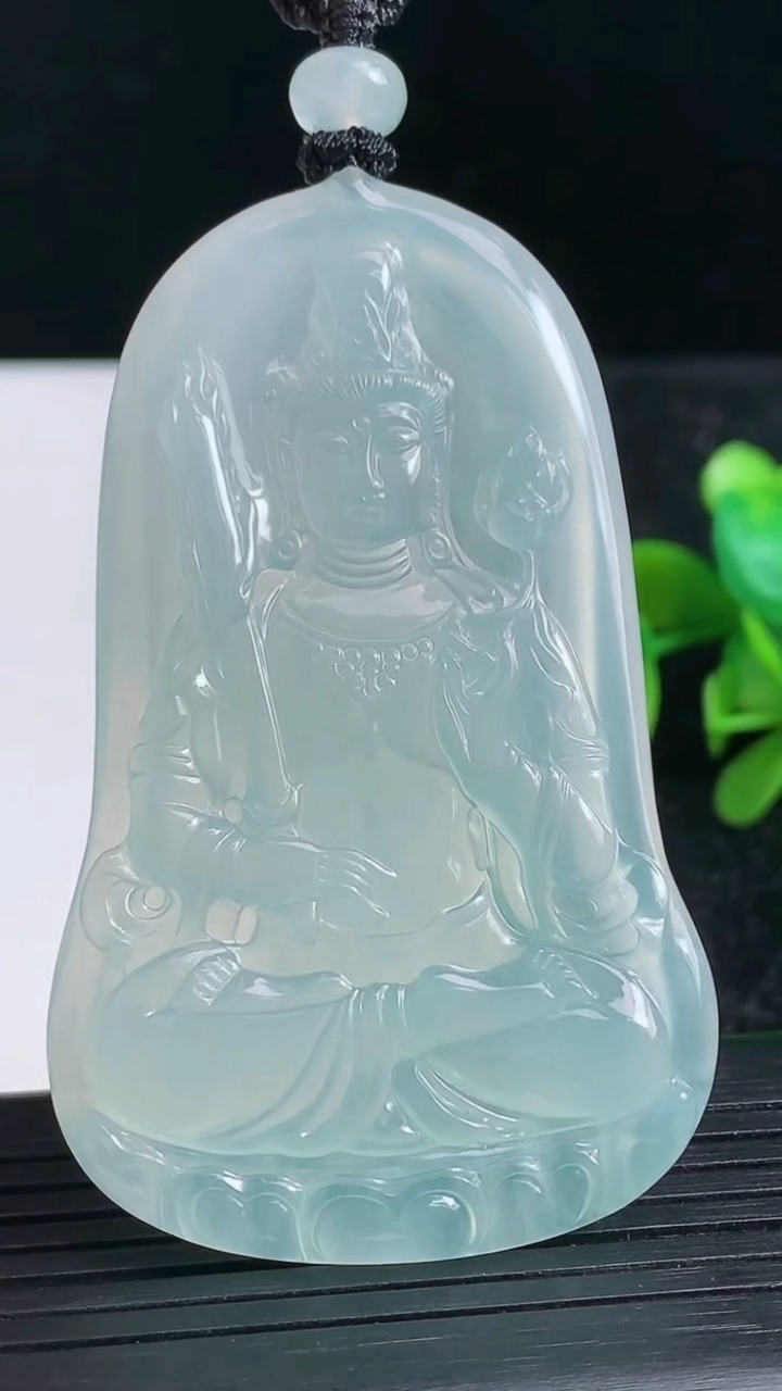 天然A货翡翠虚空藏菩萨吊坠尺寸66.7-41.4-5.2重量:35.20g
3月23日