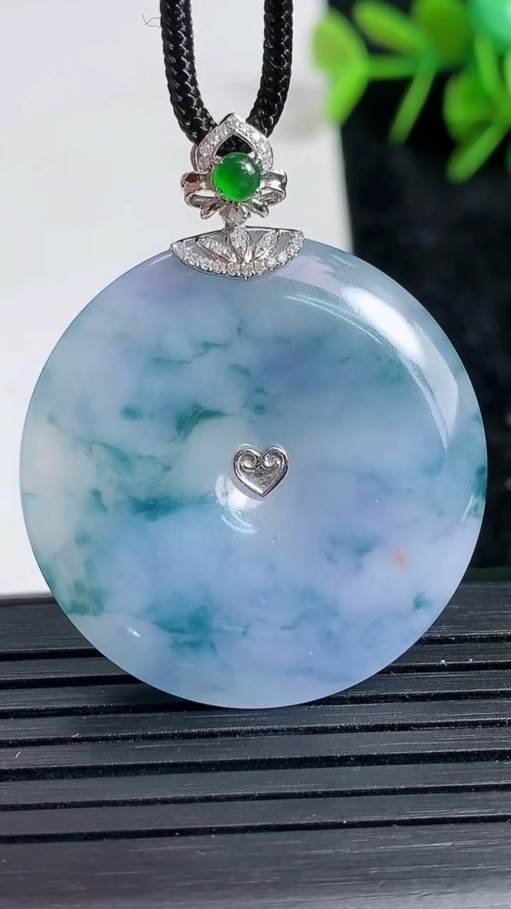 天然A货翡翠18K金紫罗兰飘花平安扣吊坠尺寸33.1-5.6重量:13.30g
3月23日