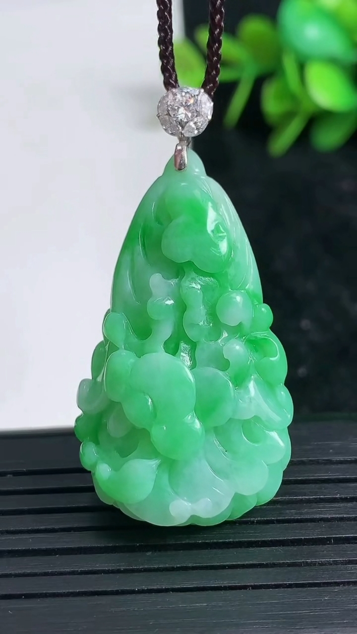 天然A货翡翠白菜吊坠尺寸39.9-21.8-9.9重量:12.92g
3月23日