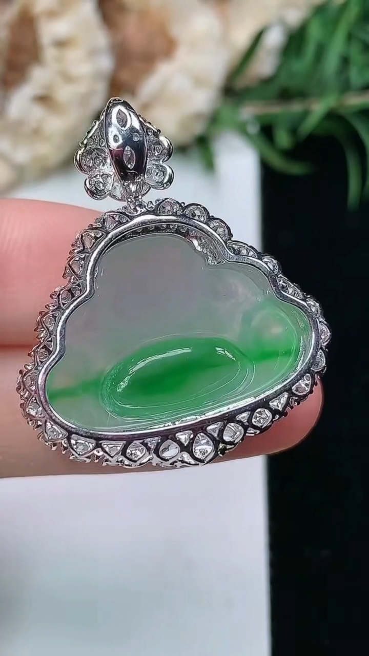 天然A货翡翠佛公吊坠，尺寸31.6-26.7-12，裸石16.2-23.3，重量:6.74g
3月23日