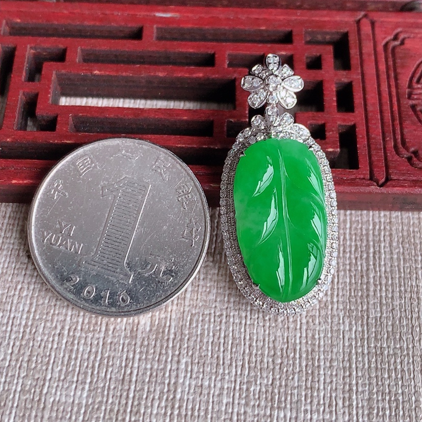 天然A货翡翠18K金伴钻镶嵌阳绿叶子金枝玉叶吊坠 
尺寸35.8-15.8-8.2裸石21.5-12mm 重量5.52g 0322