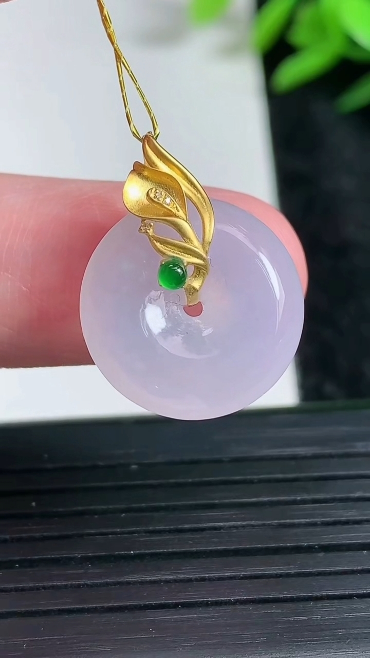 天然A货翡翠18K金紫罗兰平安扣吊坠尺寸16.7-5.7重量:3.71g
3月23日