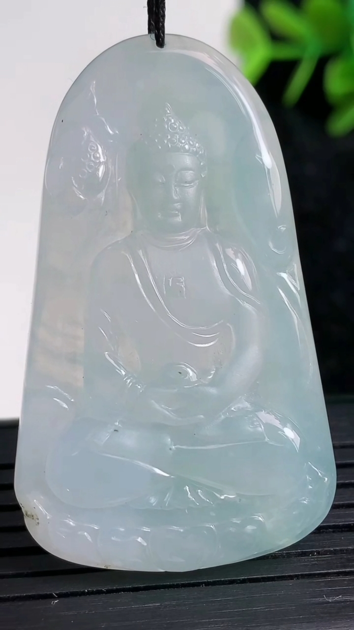 天然A货翡翠大日如来吊坠尺寸48.8-29.9-5.1重量:16.53g
3月23日