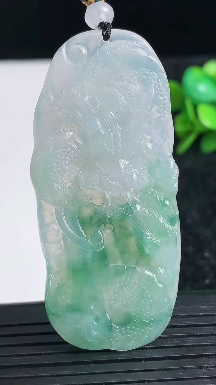 天然A货翡翠飘花龙牌吊坠尺寸59.9-27.8-4.4重量:21.16g
3月23日