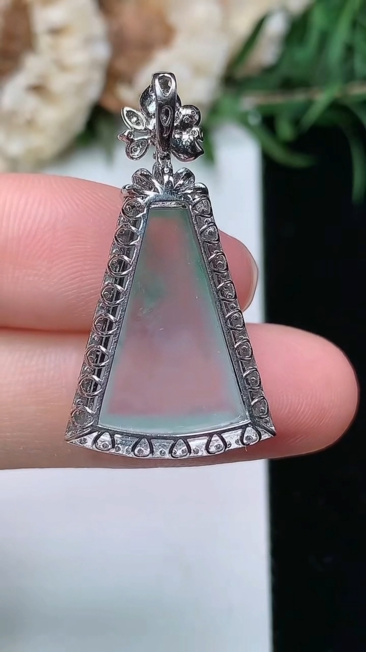 天然A货翡翠无事牌吊坠，尺寸31-16.8-7.5
3月23日1.8，重量:3.52g