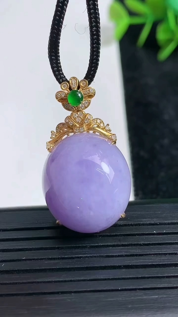 天然A货翡翠18K金紫罗兰蛋面吊坠尺寸31.6-19.9-18.1-12.6重量:9.09g
3月2