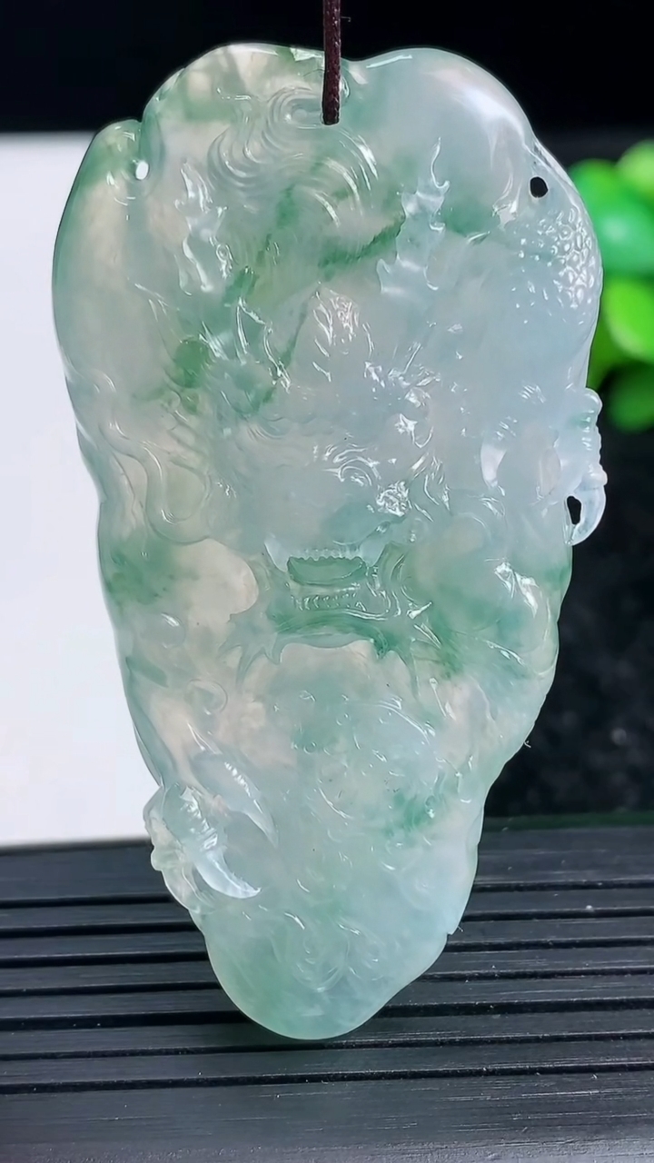 天然A货翡翠种飘花龙牌吊坠尺寸59.7-32.6-10.3重量:27.10g
3月23日