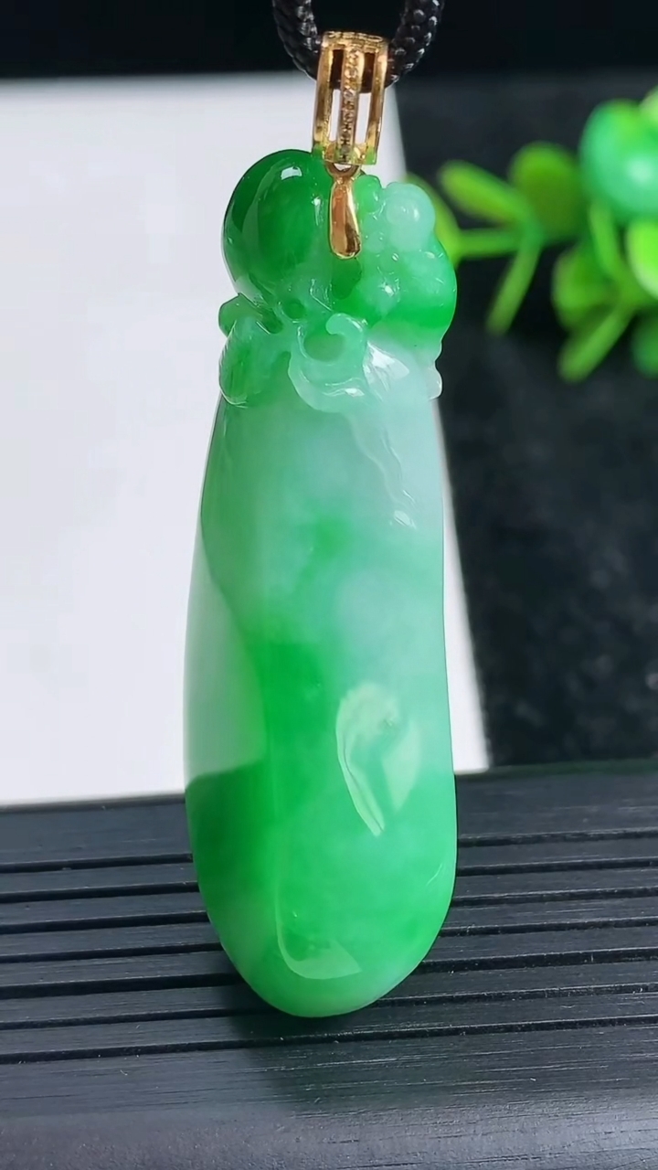 天然A货翡翠福瓜吊坠尺寸49.7-17.6-11.8重量:17.74g
3月23日