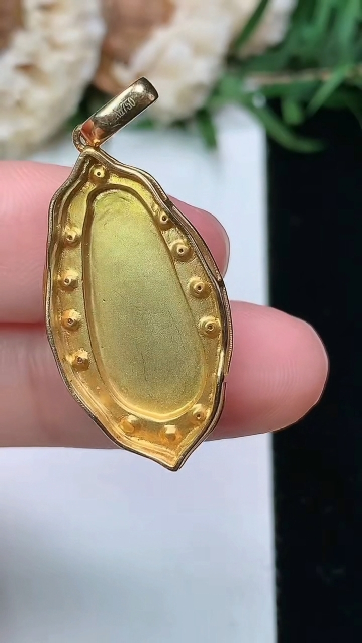 天然A货翡翠福豆吊坠，尺寸33.8-14.8-6.3，裸石19.7-8.9，重量:3.06g
3月23日