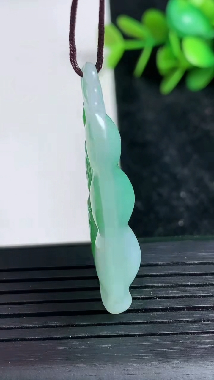 天然A货翡翠福豆吊坠尺寸42.1-20.3-7.7重量:8.55g
3月23日