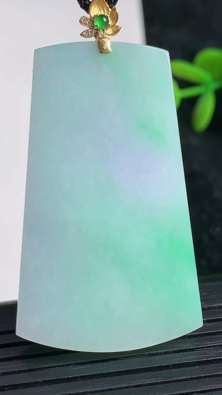 天然A货翡翠18K金春带彩紫罗兰无事牌吊坠尺寸47.5-28.6-4.6重量:19.02g
3月23