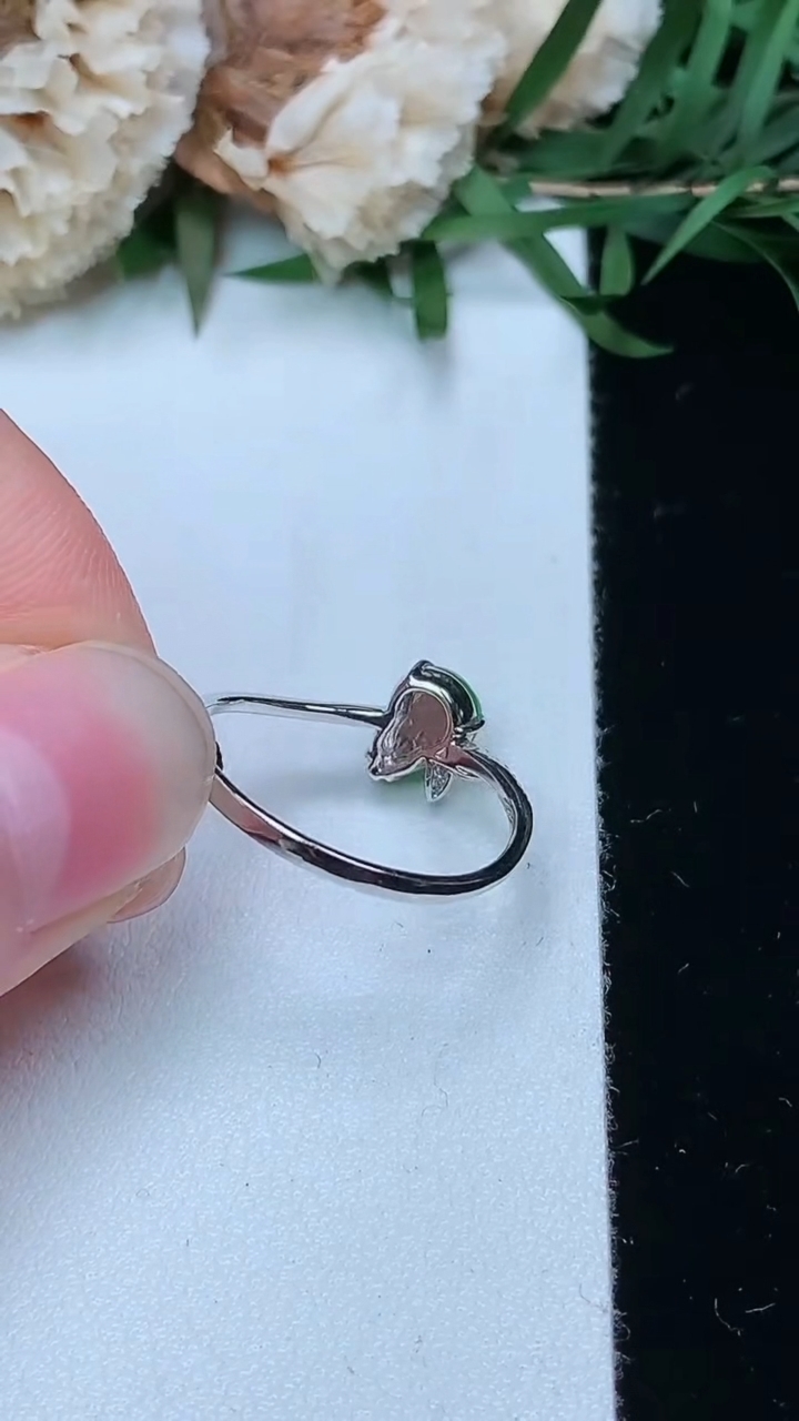 天然A货翡翠葫芦戒指，尺寸17-7.2-5，重量:1.50g2026年3月23日
工厂直销收藏佳品,种好水足，色泽均匀，有种有色，上手高大气！