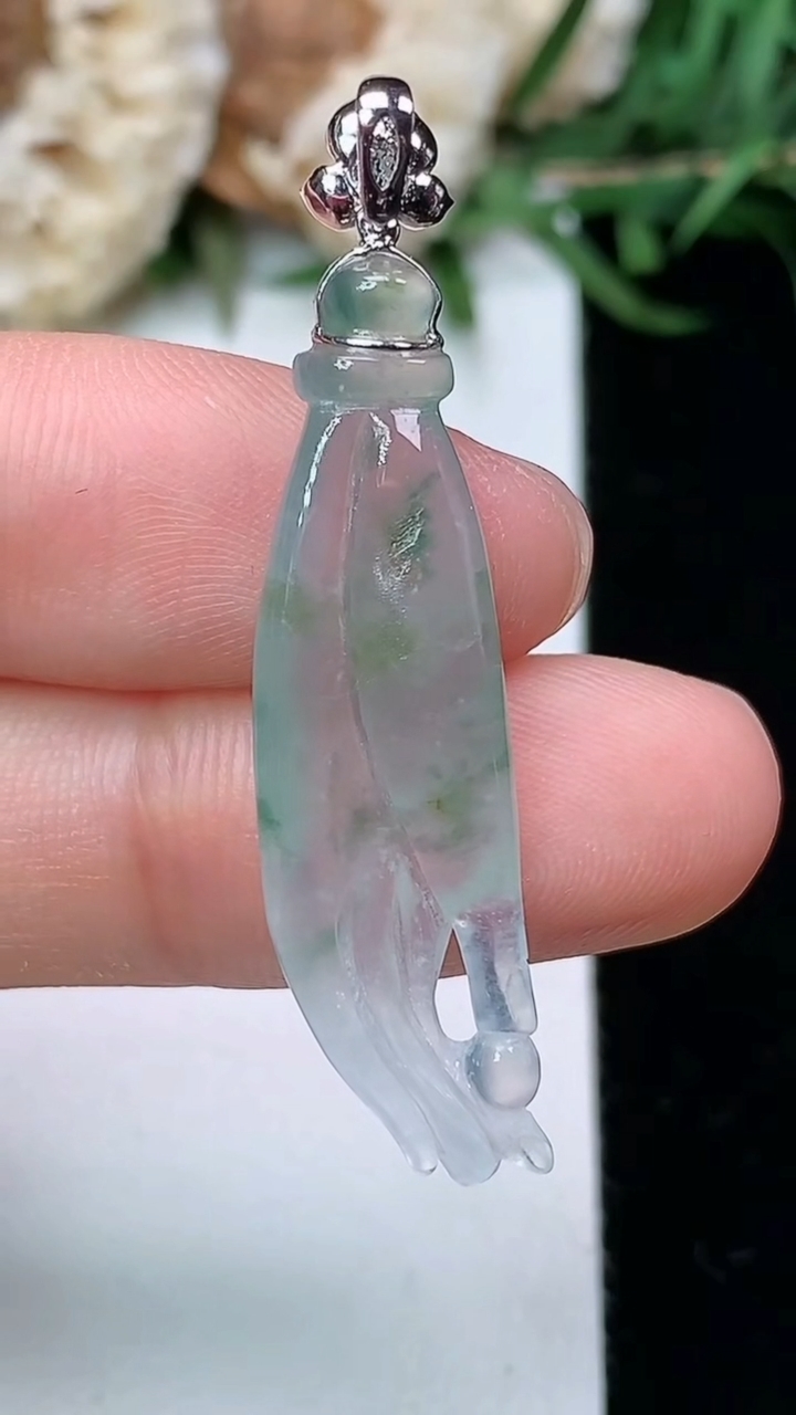 天然A货翡翠掌上明珠吊坠，尺寸33-9.6-5，重量:3.10g
3月23日