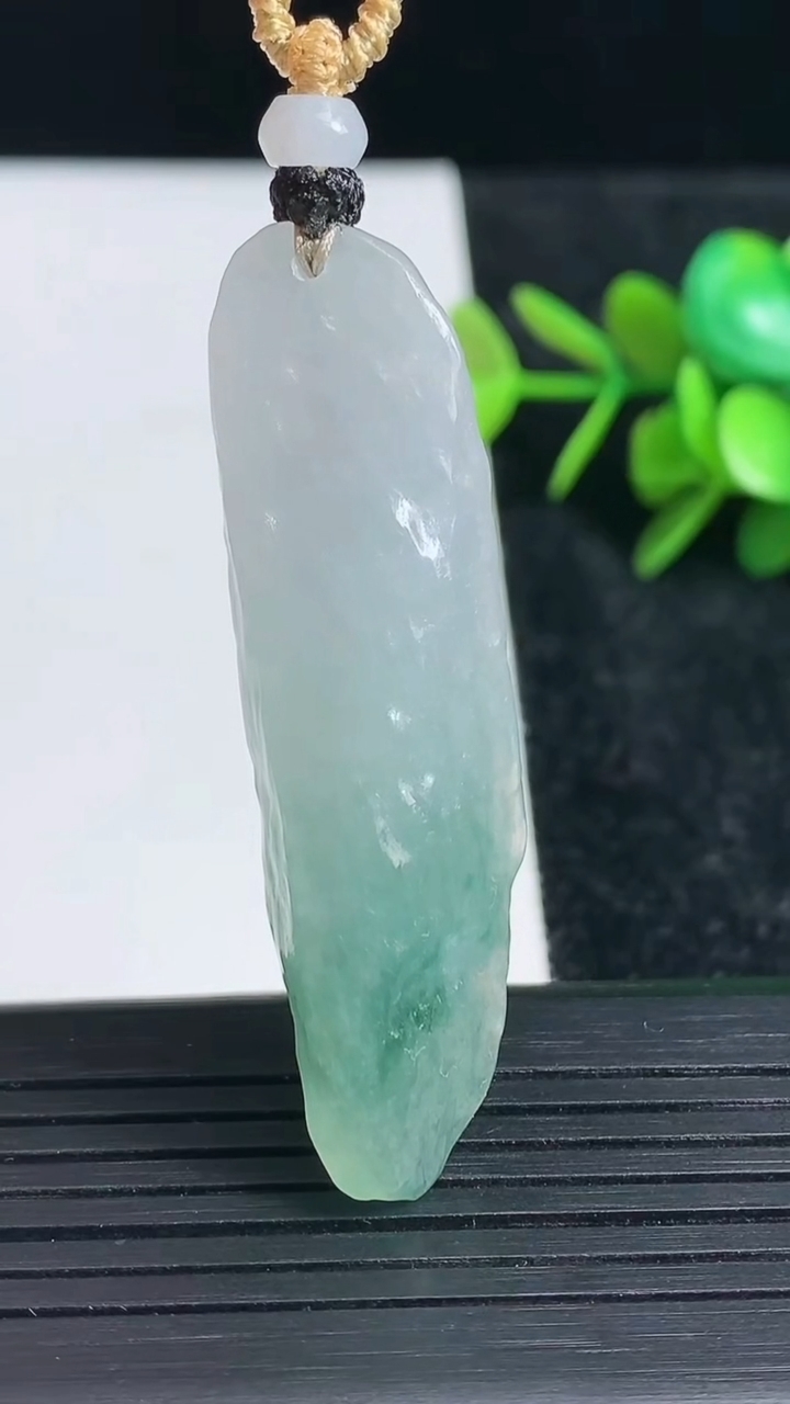 天然A货翡翠飘花原石吊坠尺寸51.5-14.2-8.7重量:13.01g
3月23日