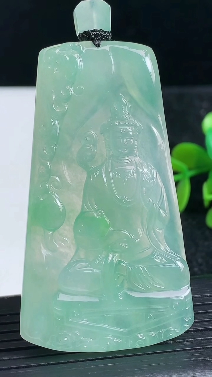 天然A货翡翠观音菩萨吊坠尺寸61.7-35.3-5重量:29.42g
3月23日