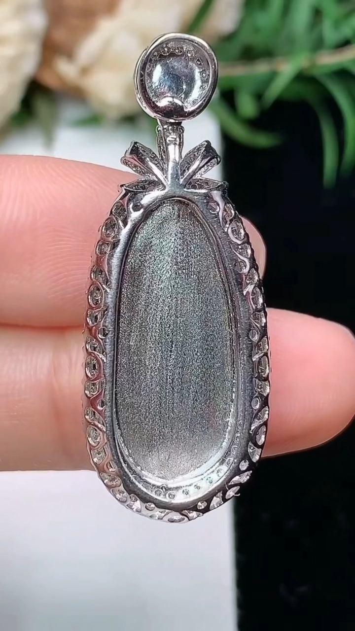 天然A货翡翠福豆吊坠，尺寸36-14-7.7，裸石22.5-9.5，重量:4.67g
3月23日