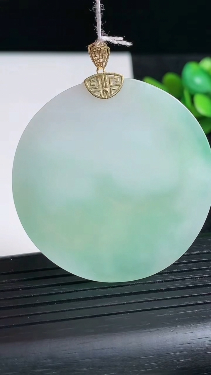 天然A货翡翠无事牌吊坠尺寸46.9-3.8重量:22.61g
3月23日