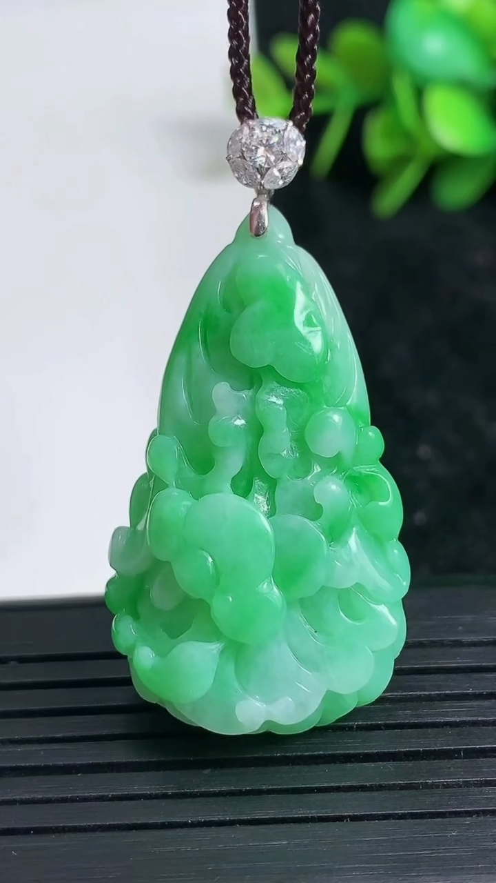 天然A货翡翠白菜吊坠尺寸39.9-21.8-9.9重量:12.92g
3月23日